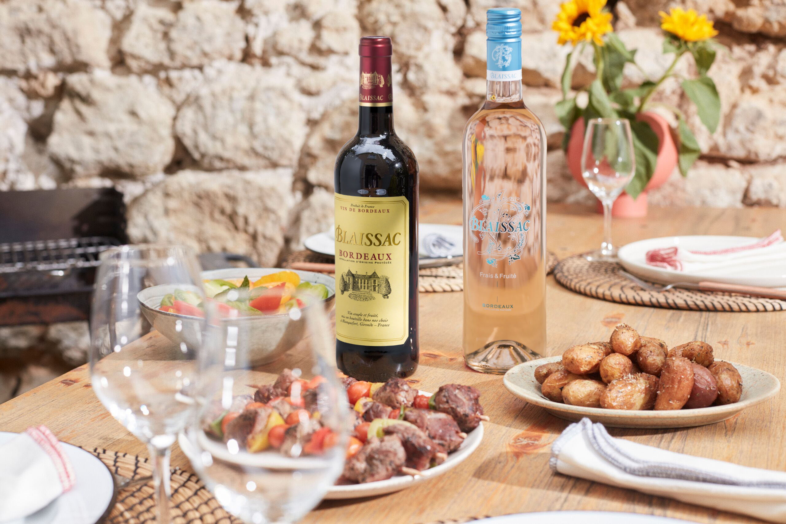 Bouteilles de vin sur une table estivale